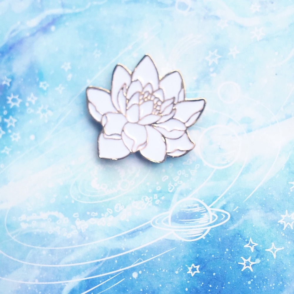 ✨ White Flower Pin ✨